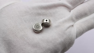 Platte ronde metalen kralen met zwart laserlogo -G5850